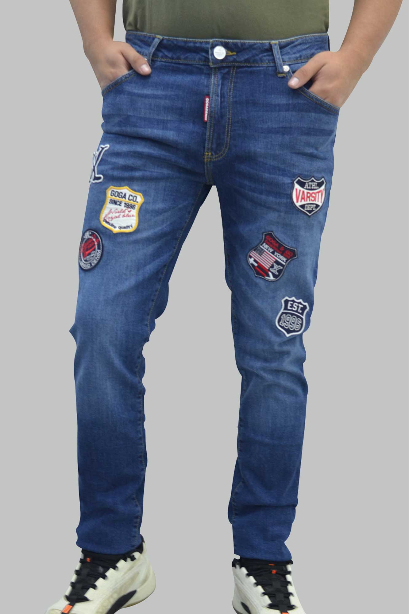 Pantalón de mezclilla slim fit con escudos para hombre