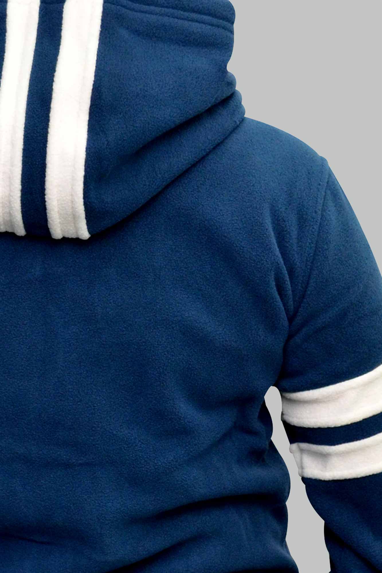 Sudadera polar bordada con manga larga, capucha, bolsas frontales y cierre.